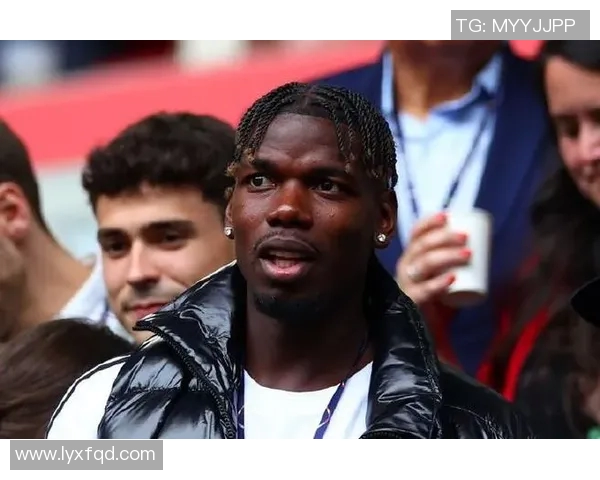 足球明星因伤躺床休养球迷心痛期待他早日复出重返赛场